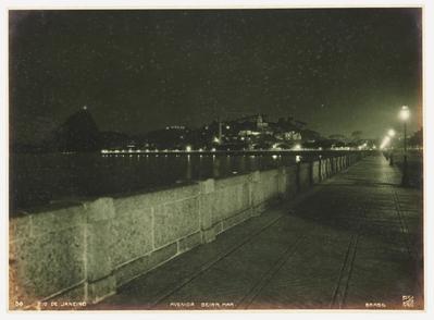 Avenida Beira-Mar iluminada; ao fundo, o Outeiro da Glória