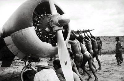 Homens dos povos Xavante e Yawalapiti com avião da FAB durante a Primeira Expedição Aeronáutica ao Brasil Central
