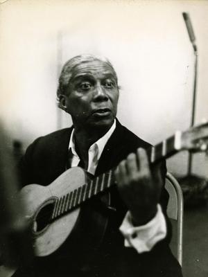 Nelson Cavaquinho com o violão
