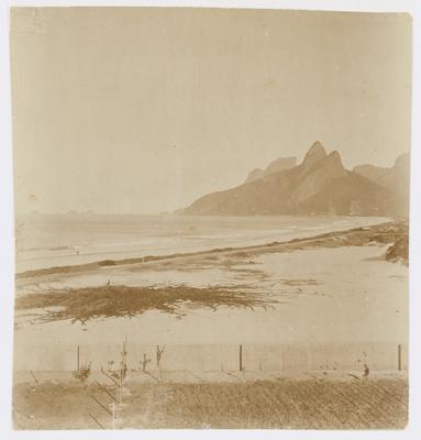 Residência da família Barreira Vianna; ao fundo, o Morro Dois Irmãos e a Pedra da Gávea