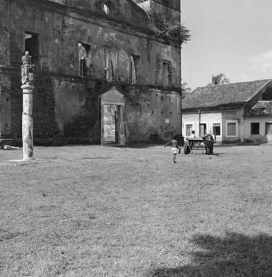 Ruínas da Igreja de São Matias, com Pelourinho