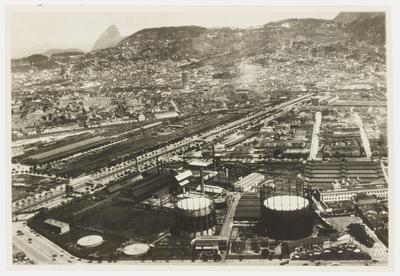 Vista da cidade; em primeiro plano, o Gasômetro