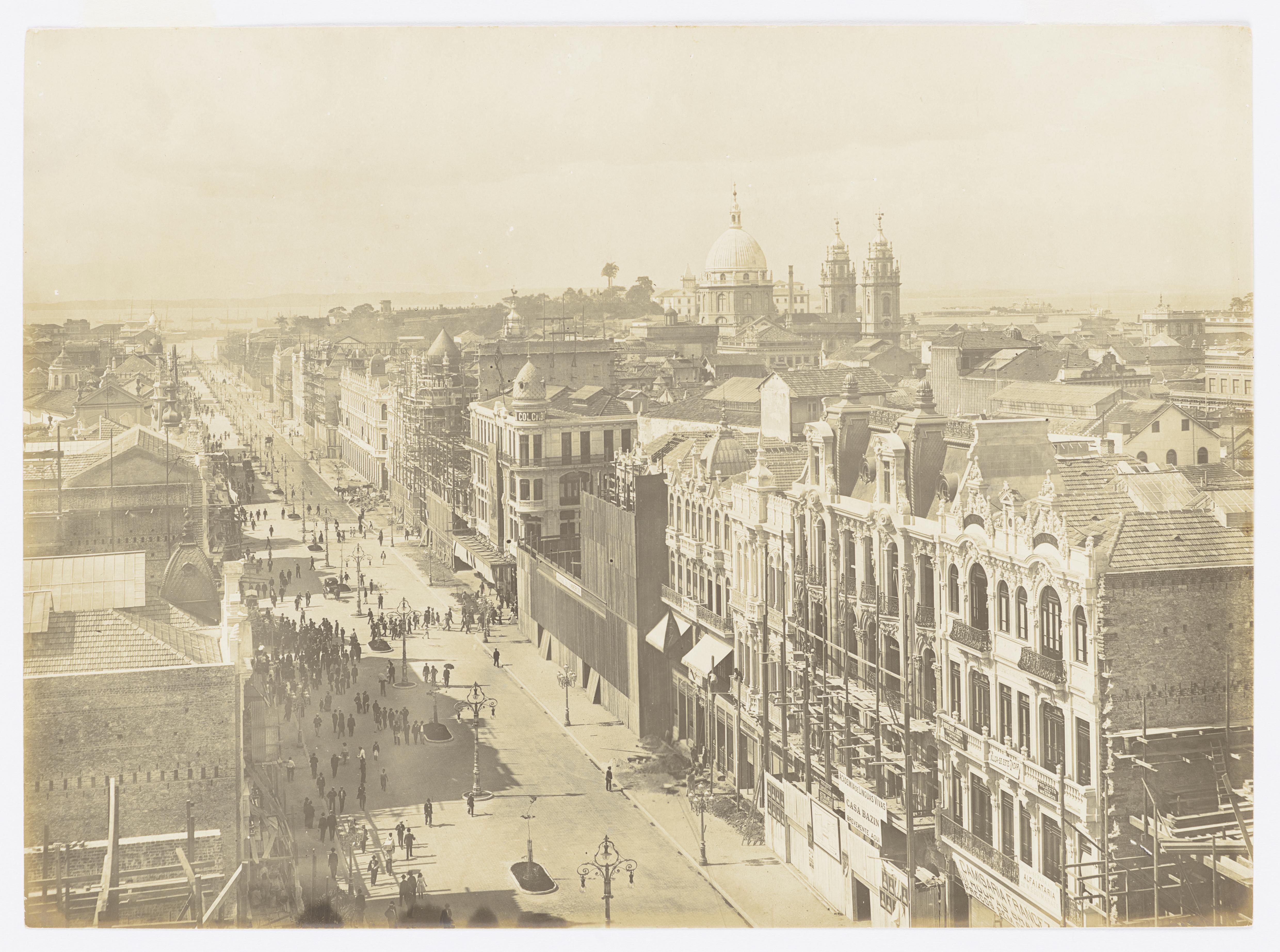 Construção da Avenida Central - edifícios em obras; trecho em direção à Prainha, atual Praça Mauá