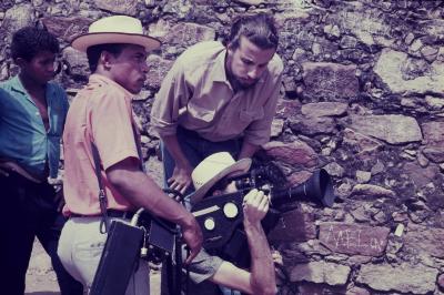 Jorge Bodanzky filmando com Eduardo Escorel (atrás)