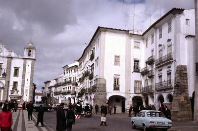 Edificações e Igreja de Santo Antão (à esquerda)