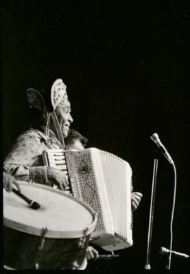 Luiz Gonzaga ao microfone com a sanfona