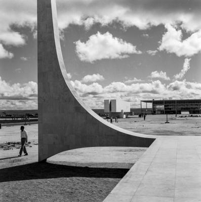 Supremo Tribunal Federal, ao fundo o Museu Histórico de Brasília e o Palácio do Planalto