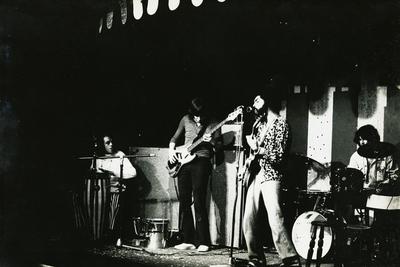 Gilberto Gil ao microfone com o violão