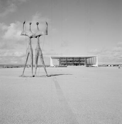 "Os Candangos" ou "Os Guerreiros", escultura de Bruno Giorgi. Ao fundo, o Supremo Tribunal Federal