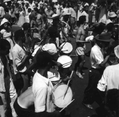 Desfile de blocos no Banho de Mar à Fantasia