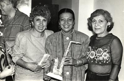 Elizeth Cardoso com troféu