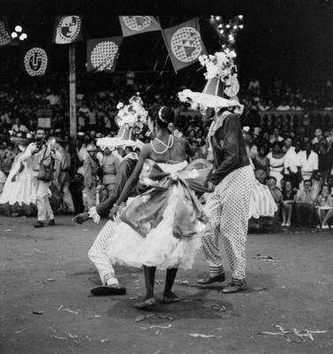 Passistas no desfile da escola de samba dos Acadêmicos do Salgueiro