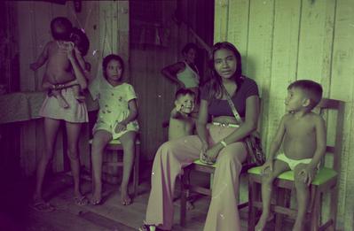 Edna de Cássia e sua família em sua casa