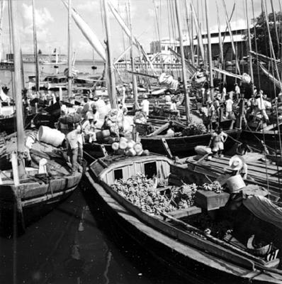 Embarcações na rampa e arredores do Mercado Modelo