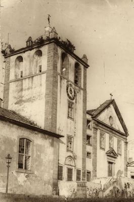 Igreja dos Jesuítas, torre com sinos e a nave da Igreja de Santo Inácio.