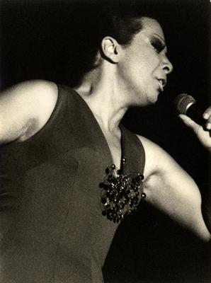 Elizeth Cardoso ao microfone