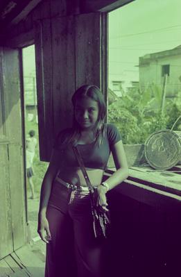 Edna de Cássia e sua família em sua casa