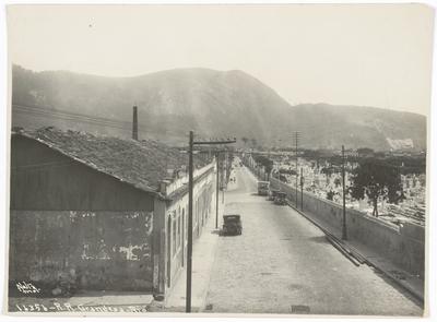Vista da rua Real Grandeza, cemitério São João Batista à direita e morro Santa Marta ao fundo