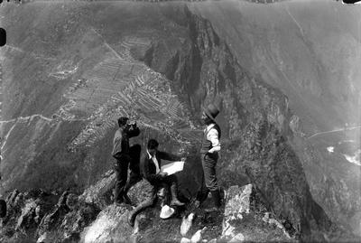 Martin Chambi com amigos em Wayna Picchu