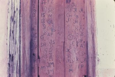 Porta com marcas de ferro usado para marcar gado