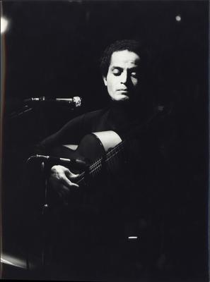 Baden Powell ao microfone com o violão