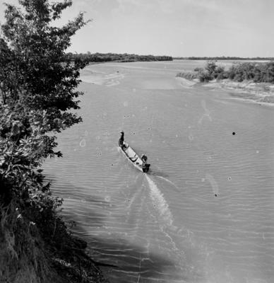 Embarcação com indígenas do povo Karajá