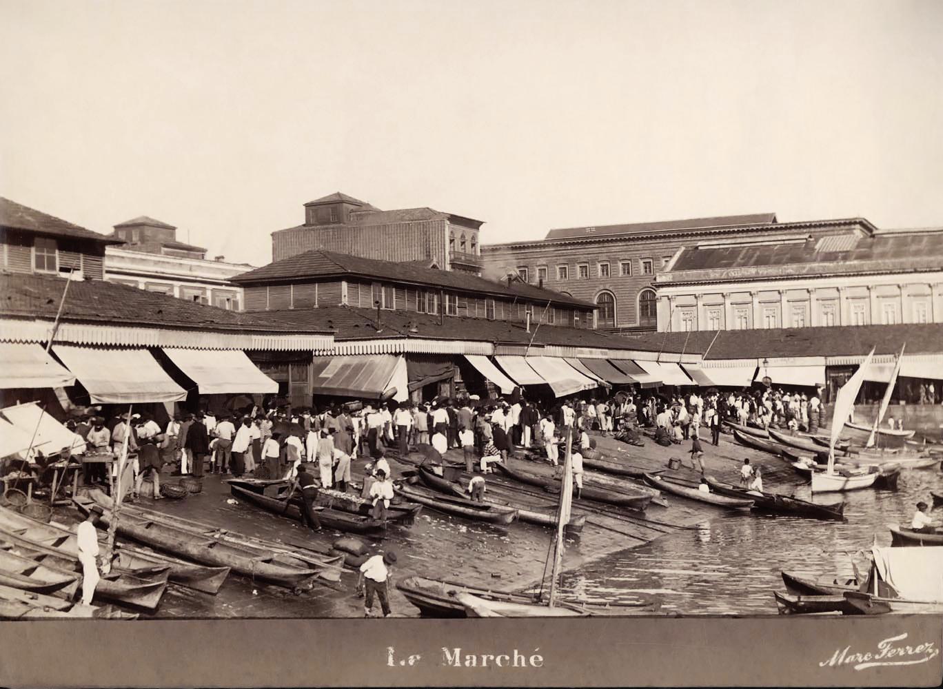 Mercado da Praia do Peixe e, ao fundo, Alfândega