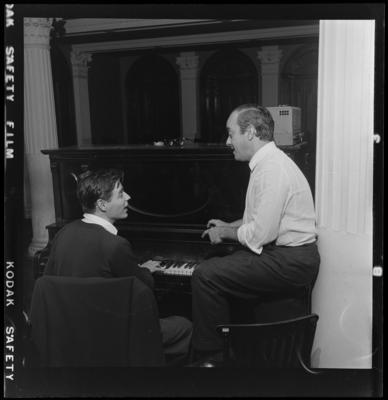 Tom Jobim e Vinícius de Moraes na estréia de "Orfeu da Conceição"