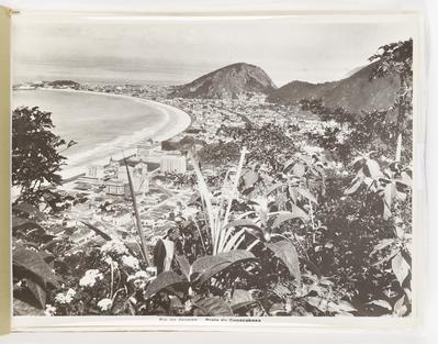Praia de Copacabana; vista do Morro da Babilônia