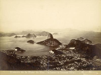 Entrada da Baía de Guanabara e Enseada de Botafogo a partir do Morro do Corcovado; ao fundo, o Morro do Pão de Açúcar