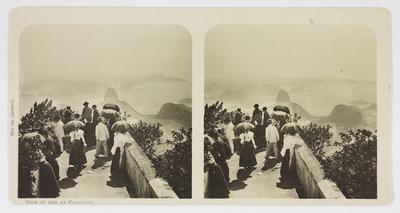 Mirante do Corcovado; ao fundo, a Baía de Guanabara e o Morro do Pão de Açúcar