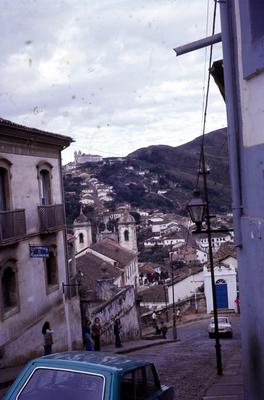 Igreja da Matriz e Igreja de Santa Efigênia (ao centro)