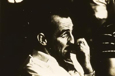 Espectador assiste à luta de boxe