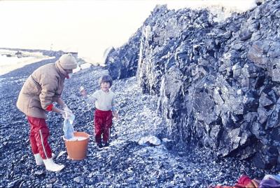 Sophie e Igor Belli lavam as roupas