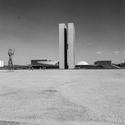 Congresso Nacional. À esquerda, "Os Candangos" ou "Os Guerreiros", escultura de Bruno Giorgi.