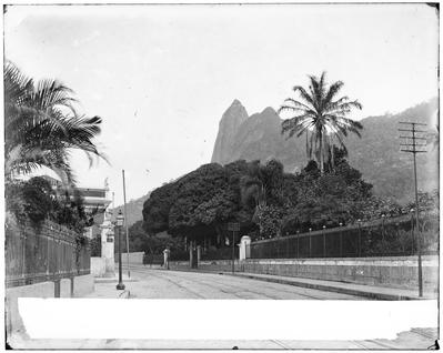 Rua São Clemente; ao fundo, o Morro do Corcovado