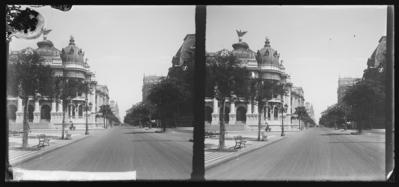 Avenida Rio Branco; Teatro Municipal (à esquerda) e o Museu Nacional de Belas Artes (à direita)