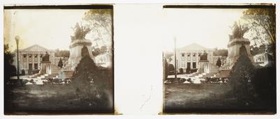 Praça da República; ao fundo, a Assembleia Legislativa de Niterói