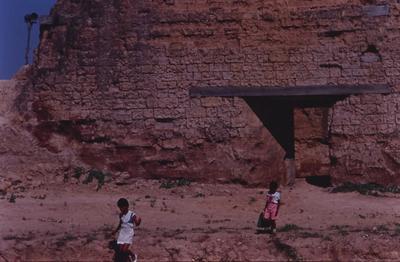 Crianças em meio à ruína