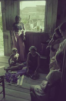 Edna de Cássia e sua família em sua casa