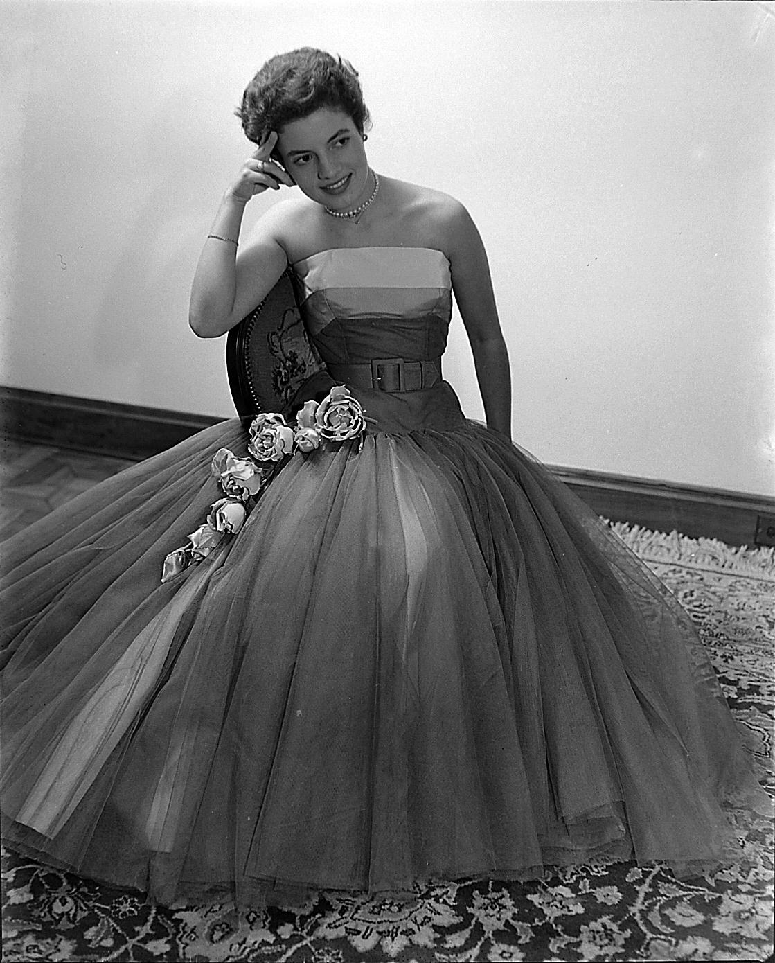 Cecilia Campos com vestido de baile