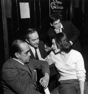 Oscar Niemeyer, Tom Jobim, Vinicius de Moraes e sua mulher Lila Bôscoli nos bastidores da estreia de "Orfeu da Conceição"