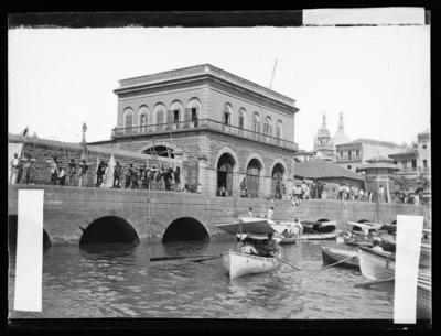 Barcos nas Docas da Alfândega; ao fundo, a torre e a cúpula da Igreja da Candelária