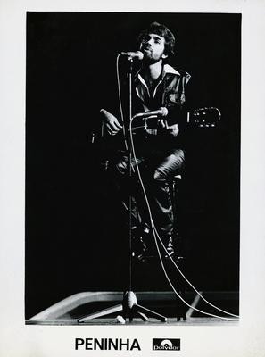 Peninha ao microfone com o violão