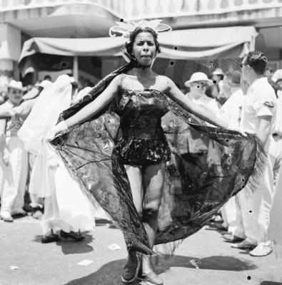 Desfile de blocos no Banho de Mar à Fantasia