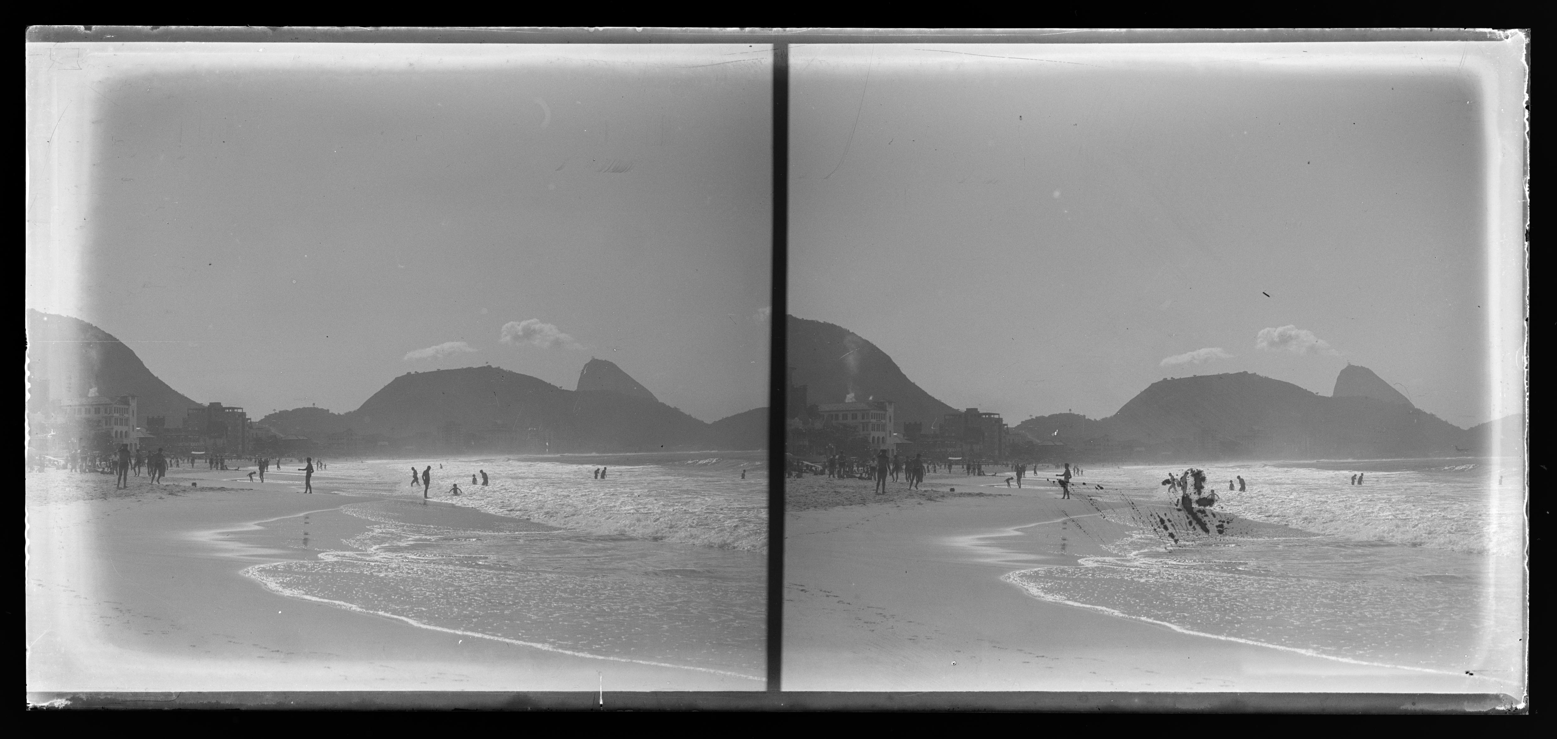Banhistas na Praia de Copacabana
