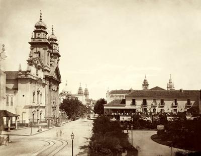 Rua Direita, atual rua Primeiro de Março. Da esquerda para direita: as igrejas do Carmo, da Ordem Terceira do Carmo, da Candelária e as torres das igrejas de Santa Cruz dos Militares e de Nossa Senhora da Lapa dos Mercadores. Destaque para o Hotel de France.