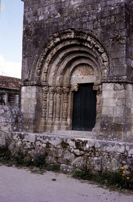 Mosteiro de São Salvador de Bravães - porta principal