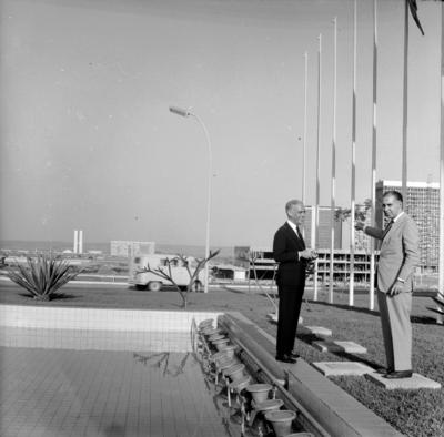 Joracy Camargo (de terno escuro), ao fundo, a Esplanada dos Ministérios