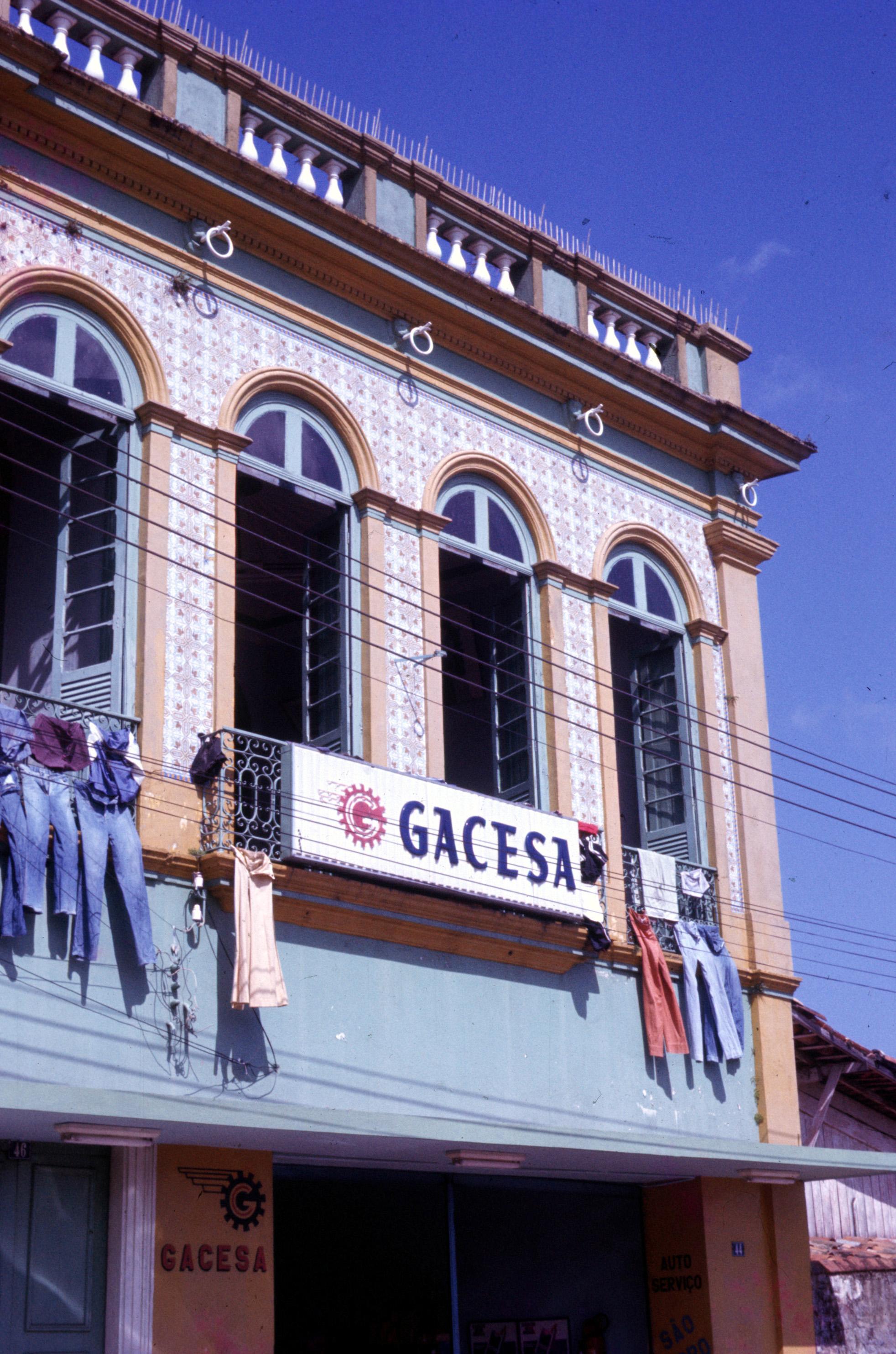 Casario no entorno da biblioteca pública